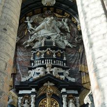 祭壇背部の彫刻