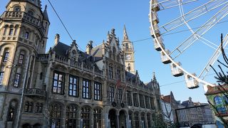 旧市街の中心部にある広場、コーレンマルクト広場周辺にはレストランが並んでいます