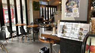 地元チェーンのサラダ専門店