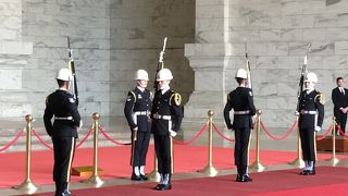 衛兵さんの一糸乱れぬ動きは必見です！