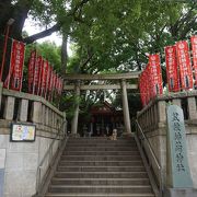 しっかりとした境内を持った立派な稲荷神社です