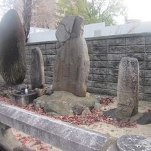 さりげなく並んでいる石碑群です