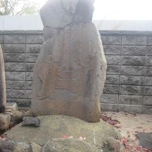 とても有難いレリーフが施された地蔵菩薩板碑の様子