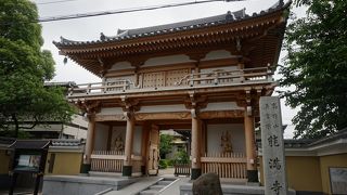 見上げるような立派な楼門形式の山門