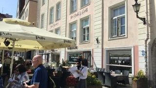 市庁舎広場で観光の中心