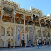 柱が多数あるアイヴァン（テラス）を持つモスク。非信者の外国人女性でも内部見学可。