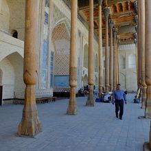 ボラハウズ・モスクの柱は、浮彫りを施したクルミ材を使用。
