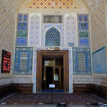 ボラハウズ・モスク正面の入口。靴は脱いでから中へどうぞ。