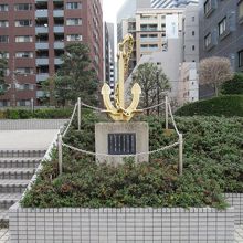 正面(背中側が亀島川)