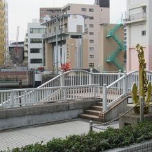 亀島川方向の様子(前方の中央が亀島川水門)