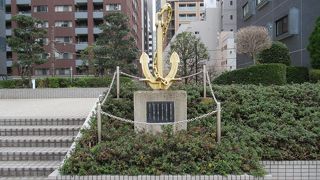 金色で目立つ錨を載せている石碑です