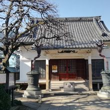 開放的な境内に建つ本堂です