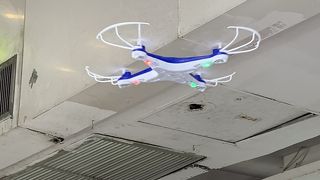 ドローン が 店内を 飛んでるよ