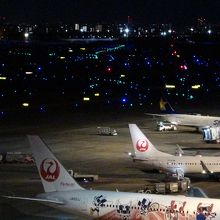 羽田空港の飛行機は夜でも離着陸体制です。