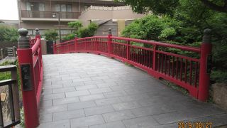 赤いこじんまりとした橋です