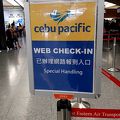 台湾空港では手荷物チェックが厳しい。サービスは評判どおり。