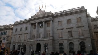 広場に建つ市庁舎