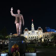 後ろには人民委員会庁舎が