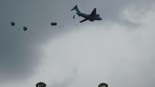 迫力のパラシュート降下