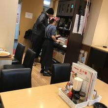 店内にはサーブする店員さんがいたした