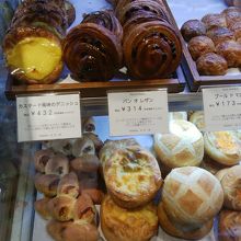 ケーキのとなりパン売り場