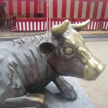 威厳のあるお顔をされた撫で牛さんの様子