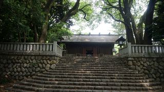 参道先の船着場は開港場と神奈川宿とを結ぶ渡船場