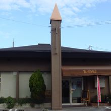 オベリスク風の煙突？が目印