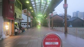 天満宮の表参道も兼ねていて、途中までアーケード街となっています