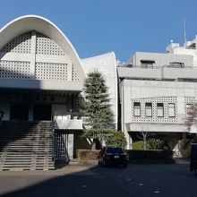 教会の礼拝堂を思わせるようなデザインの本堂です