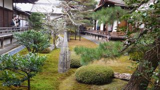 お庭の眺めがいい場所にあります