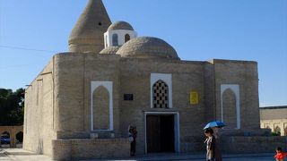 おもちゃの家のような佇まいのチャシュマ・アイユブは、今では水の博物館。