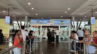 モーリシャス空港での入国とバス