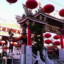 春節の提灯飾りが施されて華やかでした