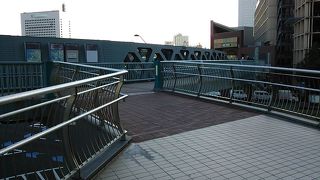 離れて見るとちょっとカッコいい円形歩道橋です