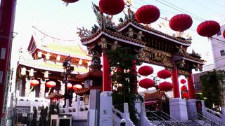 線香や金紙を買って独特の手順で参拝できます