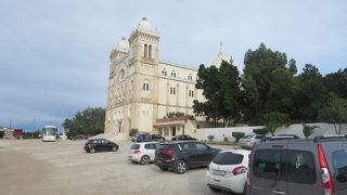 ピュルサの丘の白い大聖堂