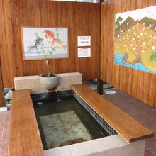 通り沿いに在る無料の足湯