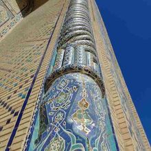 正面入り口の装飾。