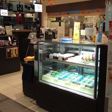 函館駅の１階にあります