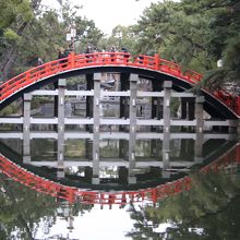 池に映ると美しい楕円を描く反橋