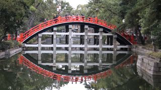 摂津国一宮、紅い反橋（太鼓橋）を渡って白い角鳥居を潜れば住吉造りの国宝の本殿が現れます。