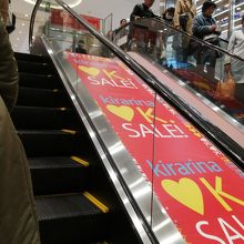 改札フロアから商業フロアへのエスカレータ