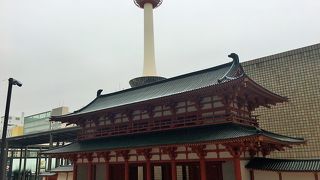 京都駅ビル前広場に羅城門が建っています