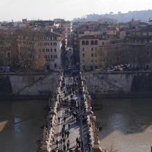 サンタンジェロ城から見た橋