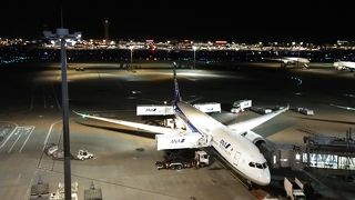 ２４時間開放されている展望デッキで空港の夜景を楽しむ
