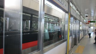 金沢区磯子区の埋立地をゆっくり走る金沢シーサイドライン