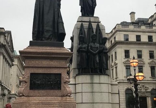 ナイチンゲールの銅像もそばにあり