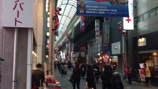 とても賑やかで活気のある商店街です