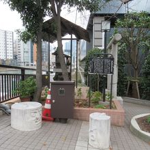 左横からの様子(左手が亀島川)